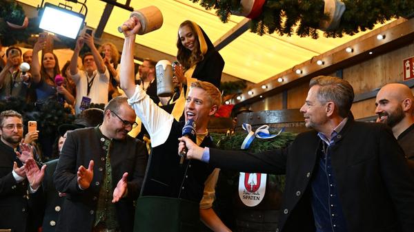 Münchens Oberbürgermeister Dominik Krause hat bei seiner Anzapf-Premiere genau 2 Schläge benötigt. Die Oberbürgermeister gehen vor dem Anstich in ein Trainig, damit sie möglichst wenig Schläge brauchen, bis das Bier fließt.