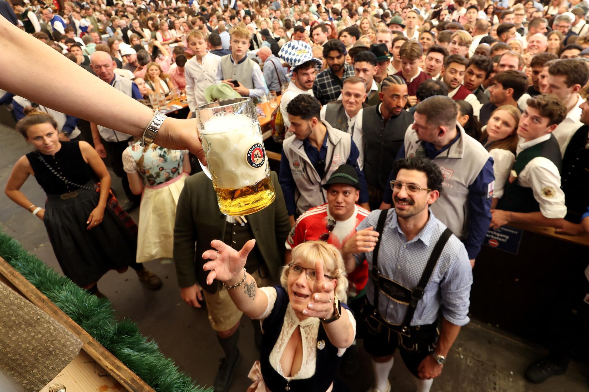 Damit gelang dem Grünen-Politiker heute um Punkt 12 Uhr im Schottenhamel-Festzelt ein absoluter Traumstart. Er stellte auf Anhieb den Wiesn-Rekord für den perfekten Anstich ein, den sich zuvor bereits seine Vorgänger Dieter Reiter und Christian Ude erarbeitet hatten. Jetzt fließt das Bier in den Zelten, wie hier im Paulaner. 