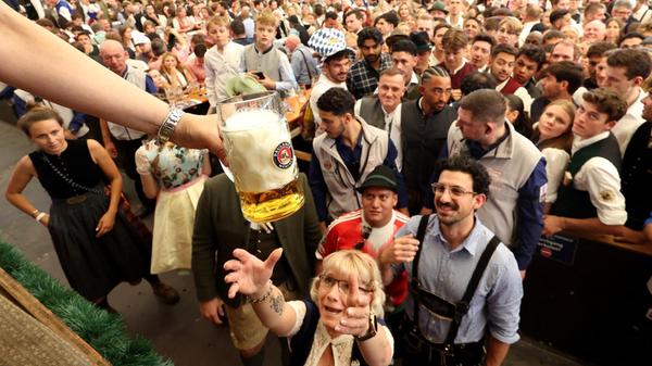 Damit gelang dem Grünen-Politiker heute um Punkt 12 Uhr im Schottenhamel-Festzelt ein absoluter Traumstart. Er stellte auf Anhieb den Wiesn-Rekord für den perfekten Anstich ein, den sich zuvor bereits seine Vorgänger Dieter Reiter und Christian Ude erarbeitet hatten. Jetzt fließt das Bier in den Zelten, wie hier im Paulaner.