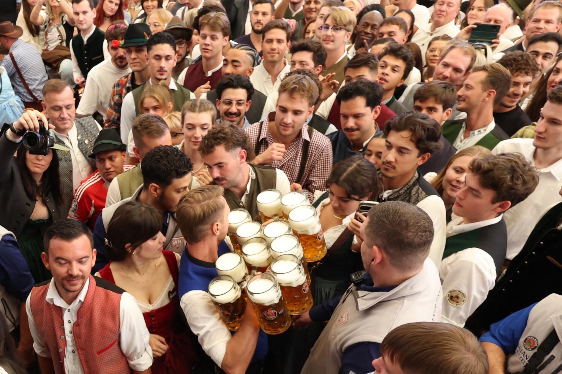 Das größte Volksfest der Welt hat auch beim Bier einen absolut kuriosen Rekord zu bieten: In den größten Festzelten fließt das Bier durch eine unterirdische High-Tech-Pipeline.