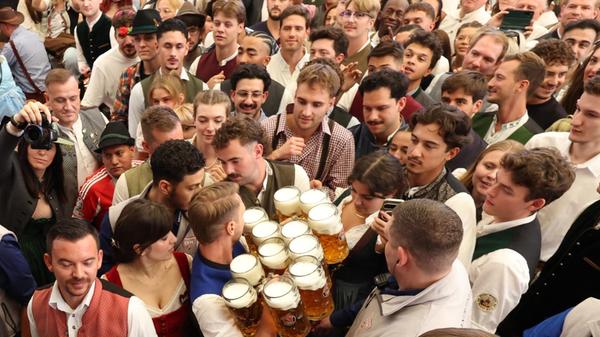Das größte Volksfest der Welt hat auch beim Bier einen absolut kuriosen Rekord zu bieten: In den größten Festzelten fließt das Bier durch eine unterirdische High-Tech-Pipeline.