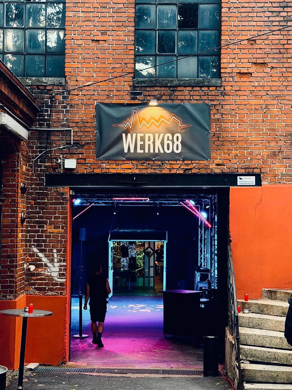 Eröffnungsabend im neuen Werk68 in Nürnberg: Den Eingang in der Dooser Straße erkennt man auch mit neuem Label direkt wieder. 