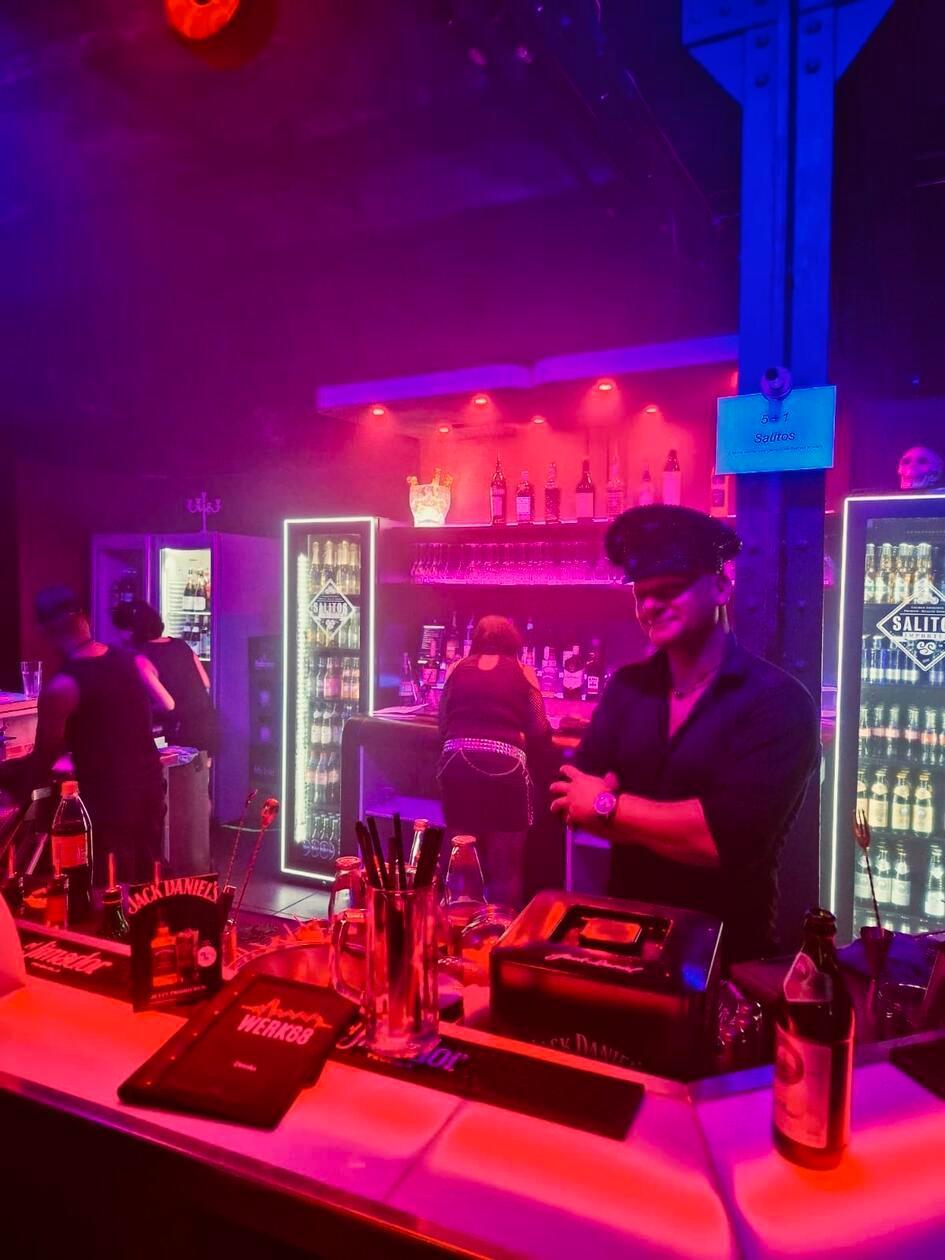 Die Eröffnung des neuen Clubs an der Stadtgrenze wurde mit der Veranstaltung "Dunkelwerk" gefeiert. Die Veranstaltung richtete sich an eine spezielle Community, daher war das Event laut Angaben der Betreiber gut besucht. Hier Captain Mogli, der Barchef. 