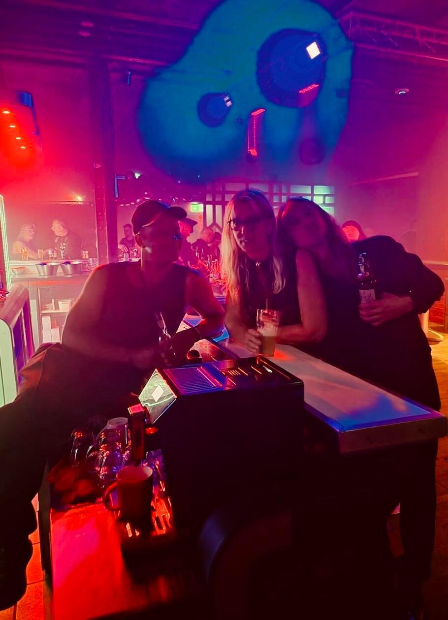 An der Bar gab es nicht nur Drinks, sondern auch den ein oder anderen Plausch. 