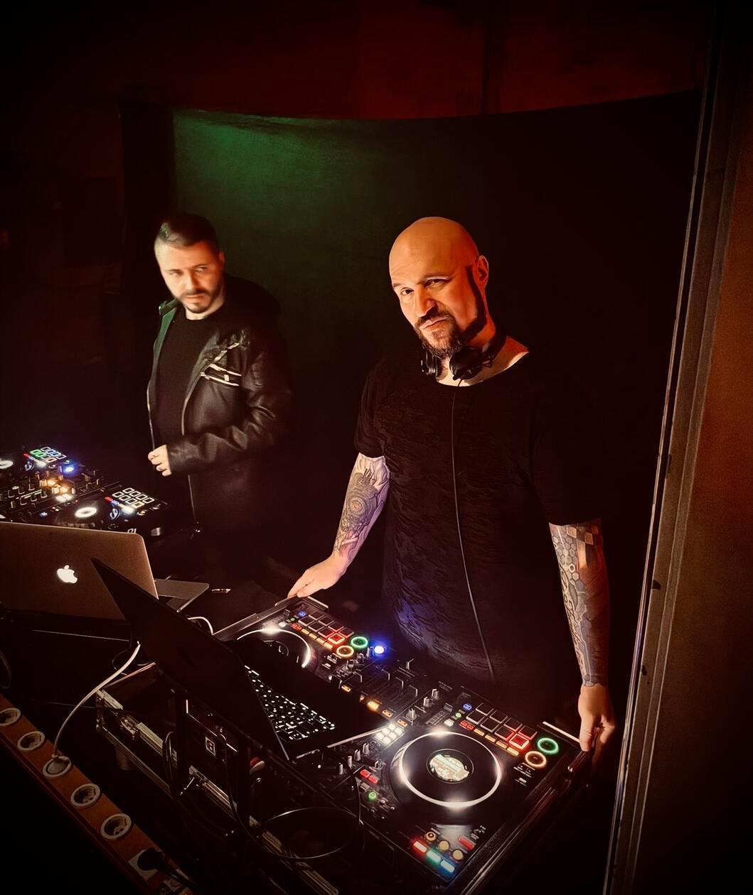 An den Turntables wirkten DJ Stefan Brunner und DJ Dark-Wanderer. 