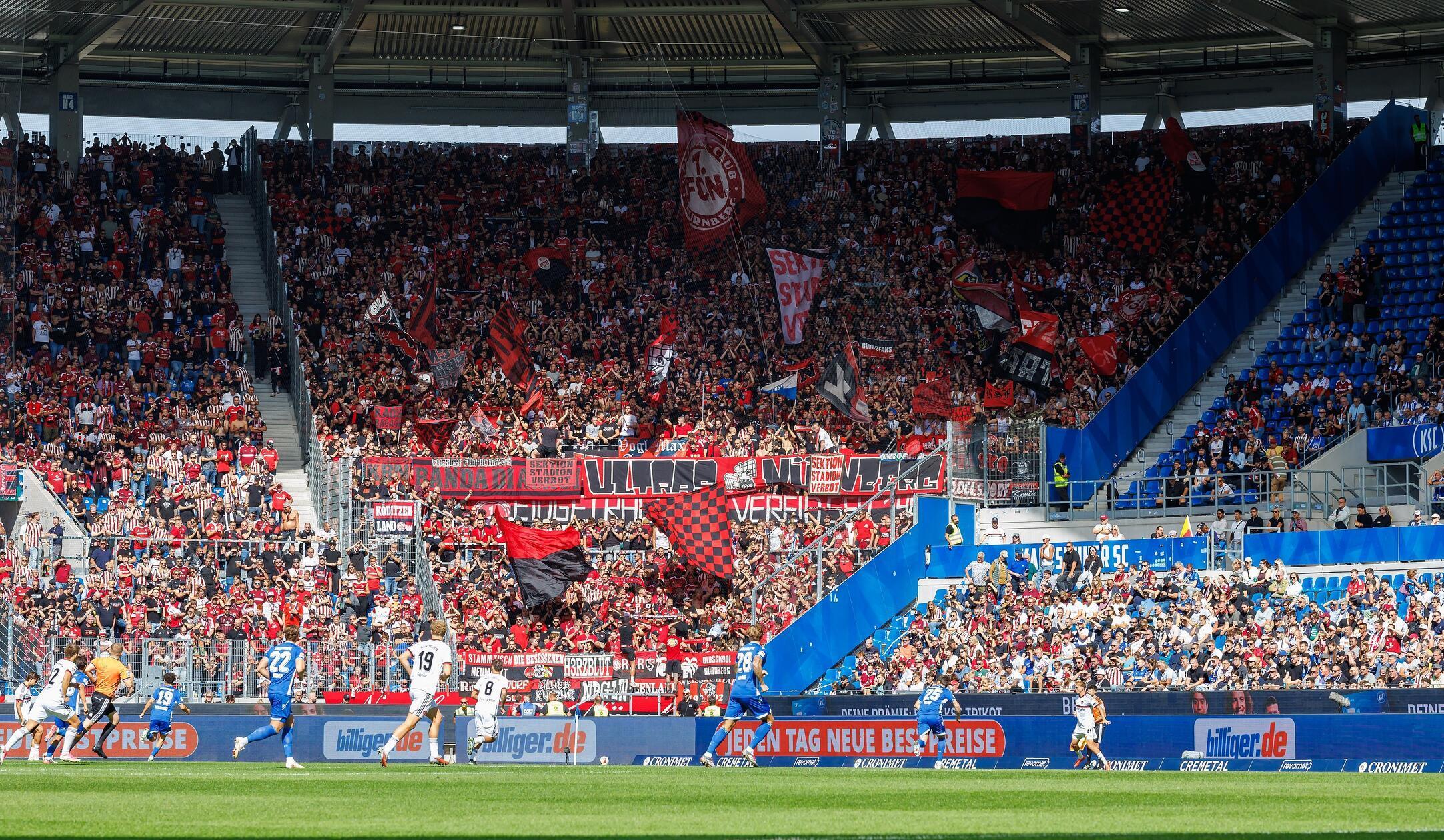 Der mitgereiste Nürnberger Anhang im Wildparkstadion...