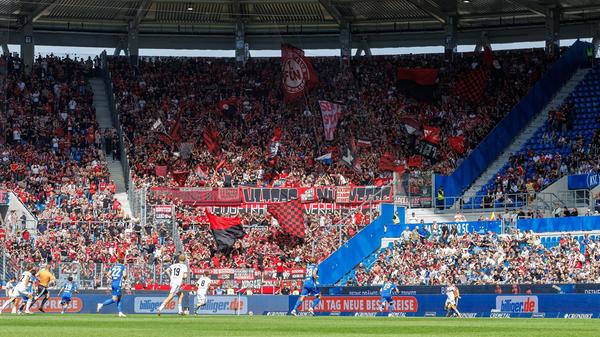 Der mitgereiste Nürnberger Anhang im Wildparkstadion...