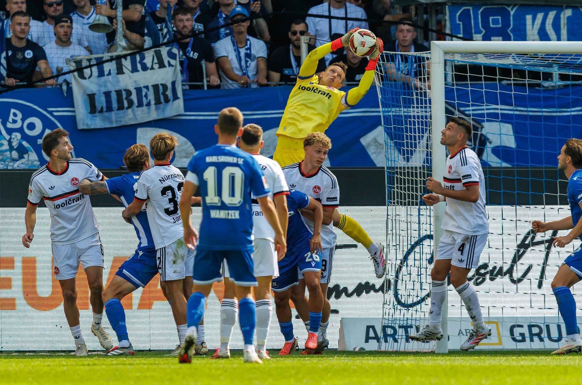 ...erlebt früh im Spiel eine Schrecksekunde: Jan Reichert leitet einen Rückpass mit dem Fuß an den eigenen Außenpfosten weiter - und schrammt um Haaresbreite an einem Eigentor vorbei (6. Minute). 