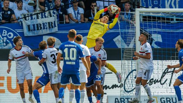 ...erlebt früh im Spiel eine Schrecksekunde: Jan Reichert leitet einen Rückpass mit dem Fuß an den eigenen Außenpfosten weiter - und schrammt um Haaresbreite an einem Eigentor vorbei (6. Minute).