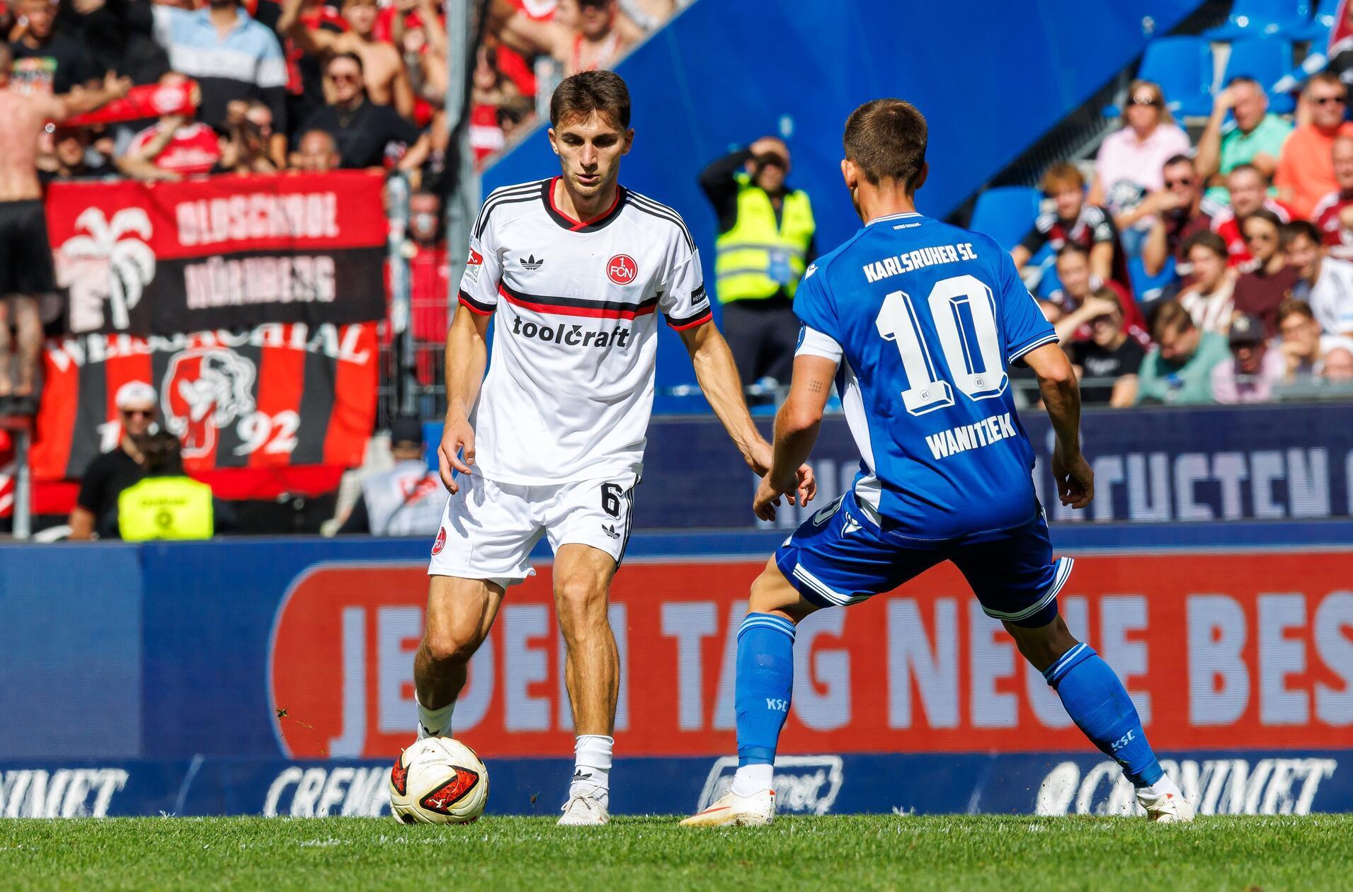 Danach übernimmt der FCN die Spielkontrolle und lässt die Karlsruher viel laufen. Die Klose-Elf sammelt viel Ballbesitz, Chancen sind zunächst aber Mangelware. 