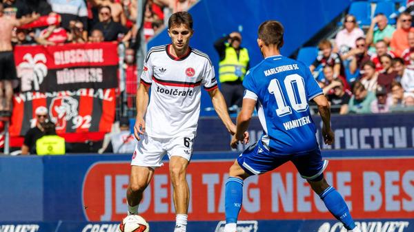 Danach übernimmt der FCN die Spielkontrolle und lässt die Karlsruher viel laufen. Die Klose-Elf sammelt viel Ballbesitz, Chancen sind zunächst aber Mangelware.