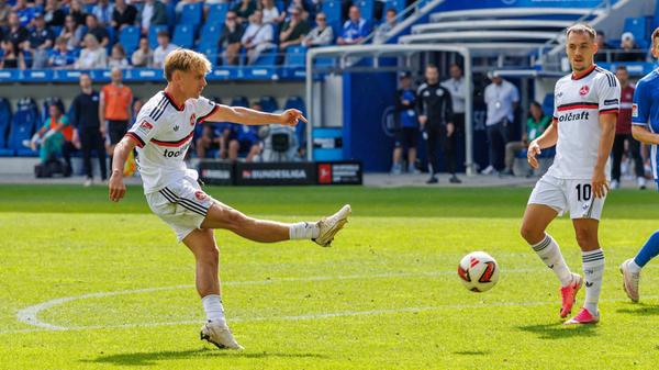 Bis zur 25. Minute dauert es, ehe Tim Janisch den ersten Abschluss für den FCN verbucht, KSC-Keeper Bernat entschärft den Schuss aus spitzem Winkel.
