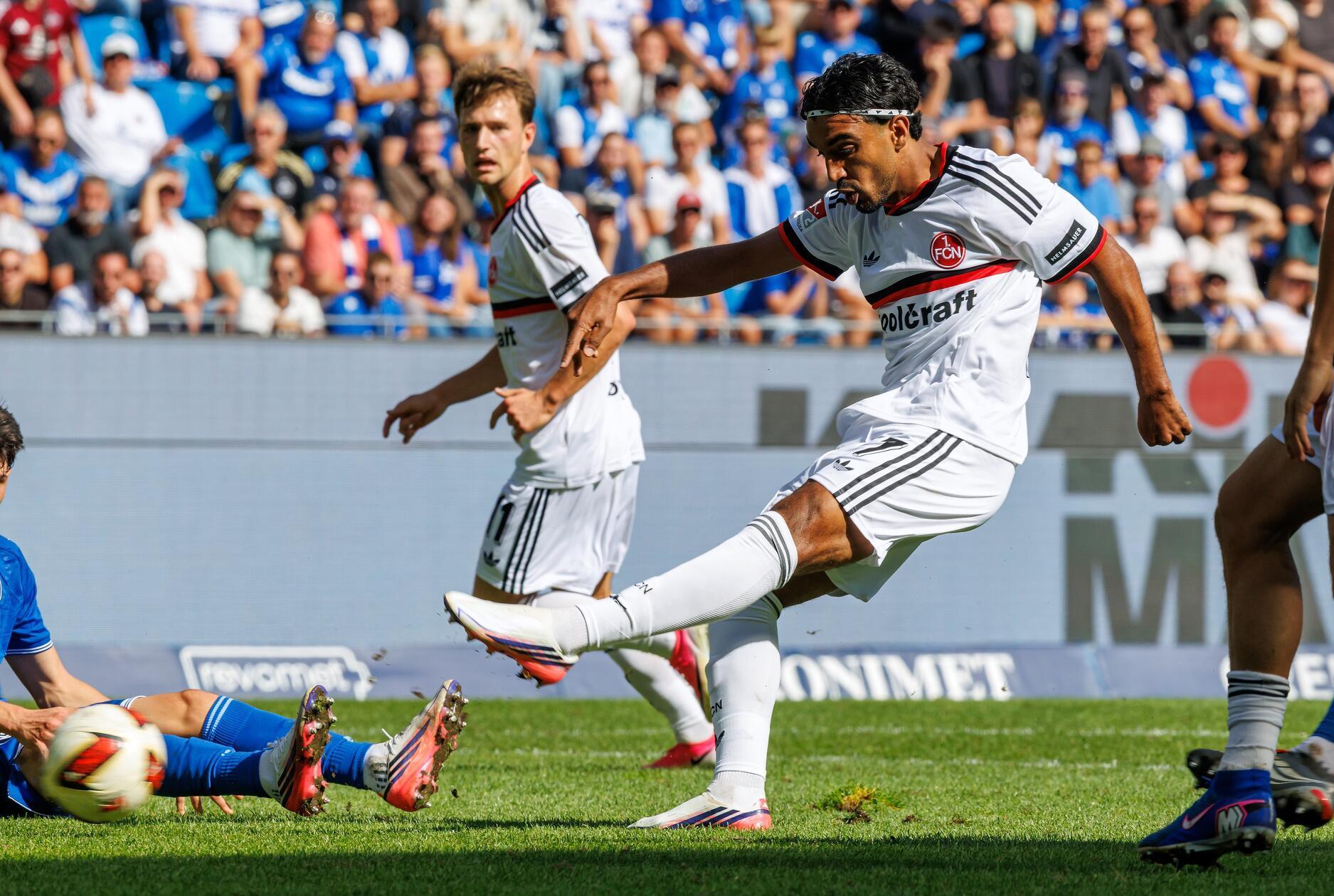 In der Nachspielzeit bietet sich dem eingewechselten Ghrieb die große Chance auf die Entscheidung, doch der Abschluss des Flügelspielers wird vor der Linie geklärt. 