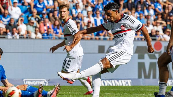 In der Nachspielzeit bietet sich dem eingewechselten Ghrieb die große Chance auf die Entscheidung, doch der Abschluss des Flügelspielers wird vor der Linie geklärt.