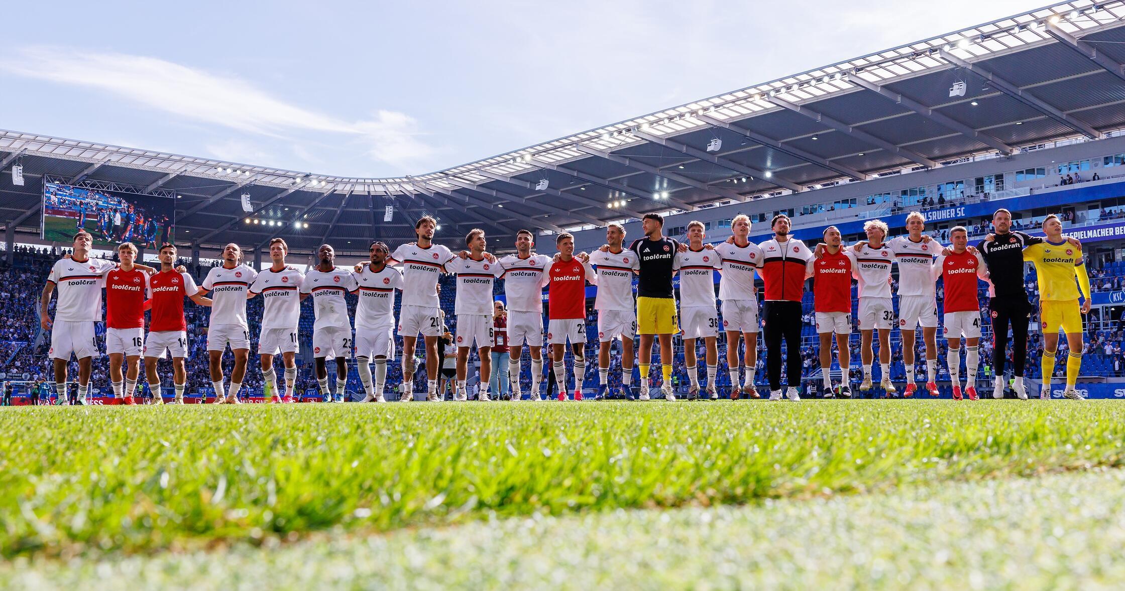 Danach ist Schluss: Der 1. FC Nürnberg feiert den fünften Sieg im sechsten Spiel und geht mit ordentlich Rückenwind in die lange Länderspielpause. In drei Wochen erwartet der FCN den VfL Wolfsburg im Max-Morlock-Stadion.