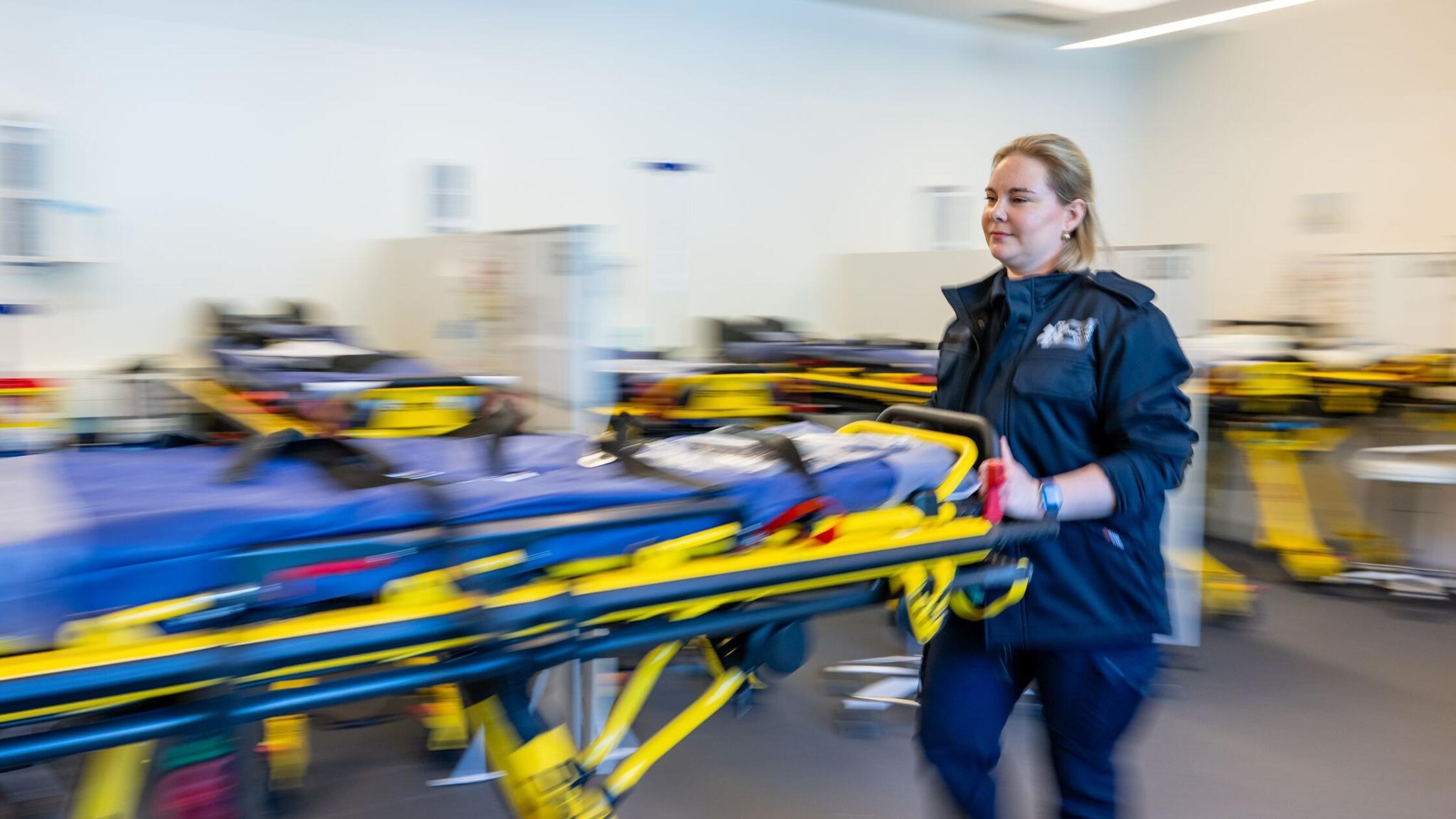 Eine Mitarbeiterin der Aicher Ambulanz schiebt wäh
