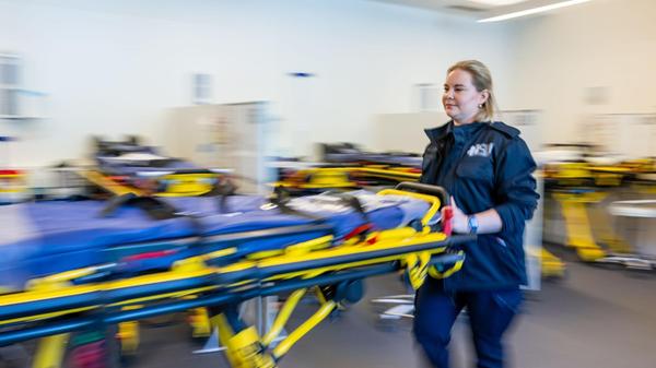 Eine Mitarbeiterin der Aicher Ambulanz schiebt wäh