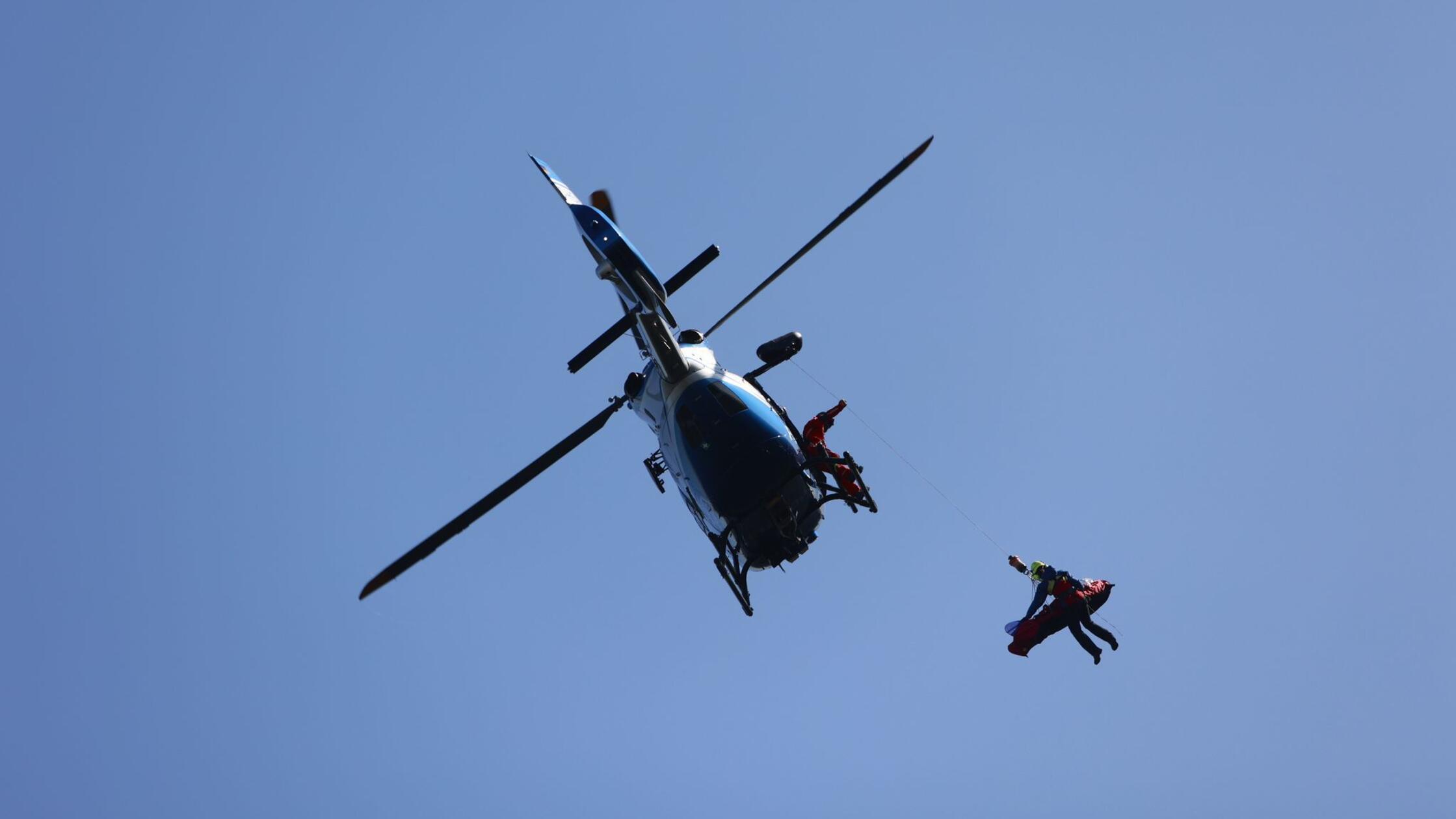 Collapse in the forest near Pommelsbrunn: Mountain rescue team saves man ...