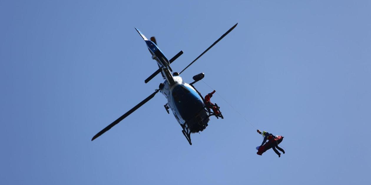 Collapse in the forest near Pommelsbrunn: Mountain rescue team saves man ...