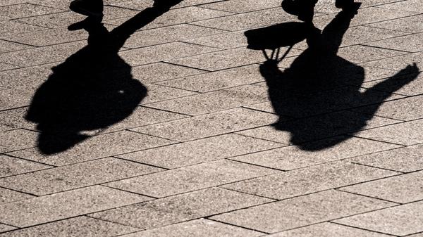 Passanten werfen in Düsseldorf bei strahlendem Son