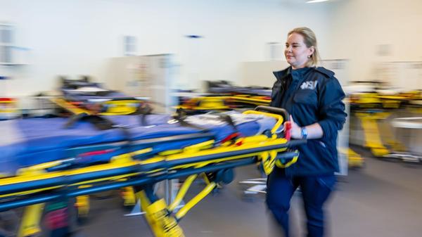 Eine Mitarbeiterin der Aicher Ambulanz schiebt wäh