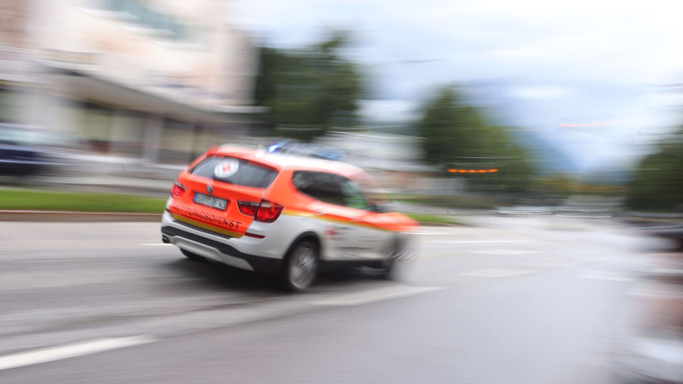 Ein Notarzt des Rettungsdienstes fährt durch die I