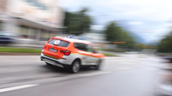 Ein Notarzt des Rettungsdienstes fährt durch die I