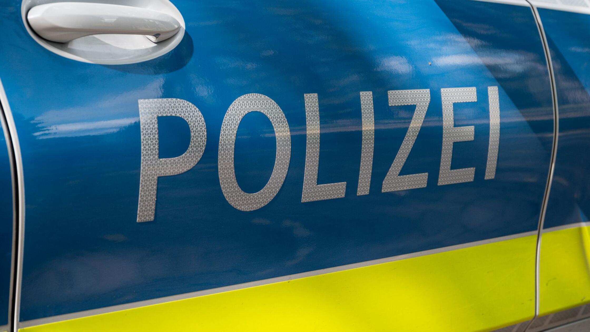 Auf einem Einsatzwagen ist der Schriftzug «Polizei