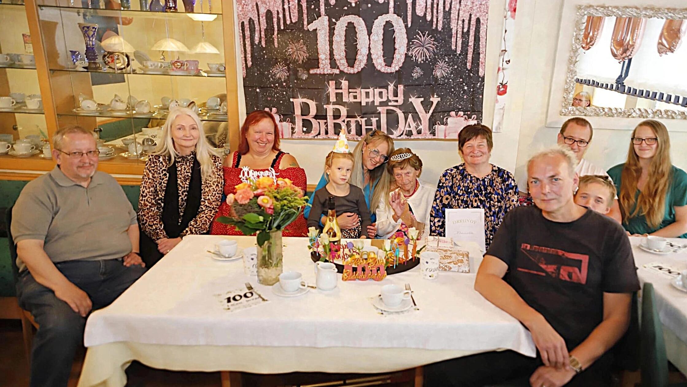 Margarete Reißig an ihrem 100. Geburtstag mit ihre