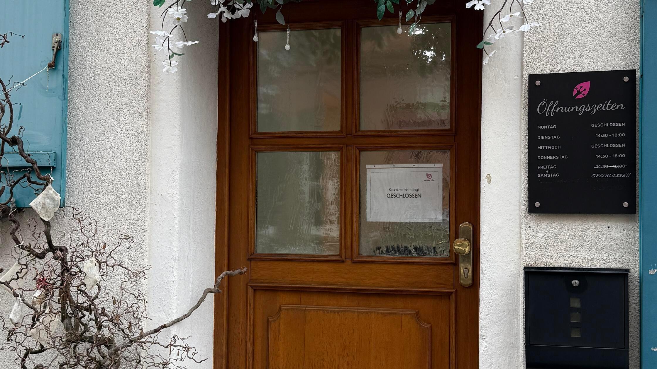 Seit August weist dieses Schild an der Tür von „Am