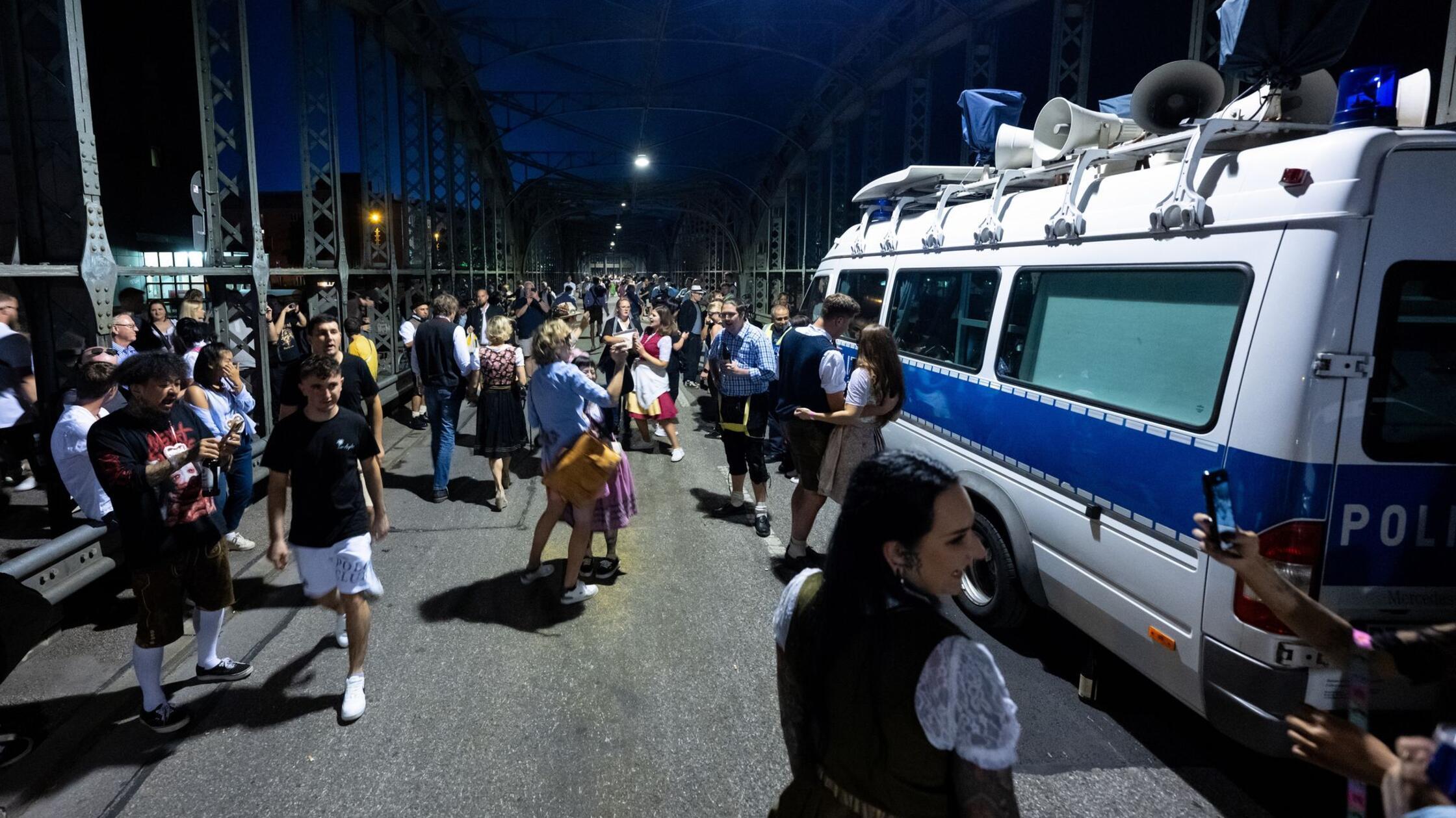 Auftakt zum Oktoberfest. Wiesnbesucher auf dem Hei