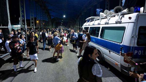 Auftakt zum Oktoberfest. Wiesnbesucher auf dem Hei