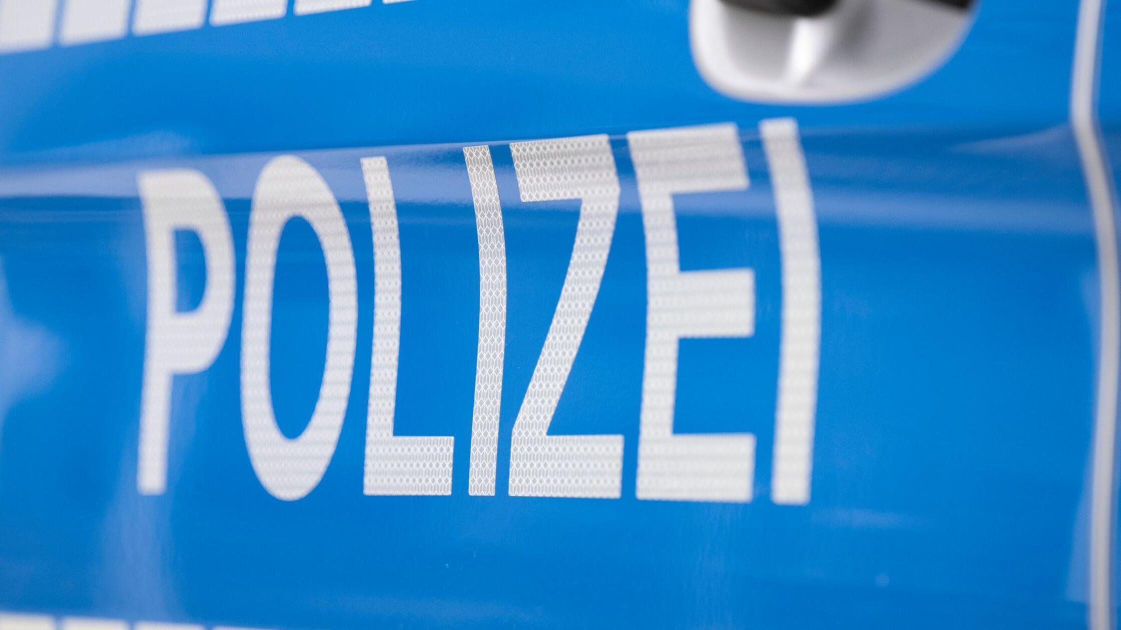 Der Schriftzug «Polizei» ist auf einem Streifenwag