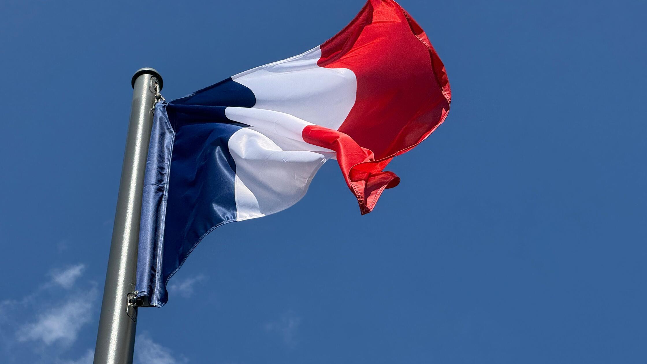 Die Frankreich-Flagge, auch Trikolore genannt, weh