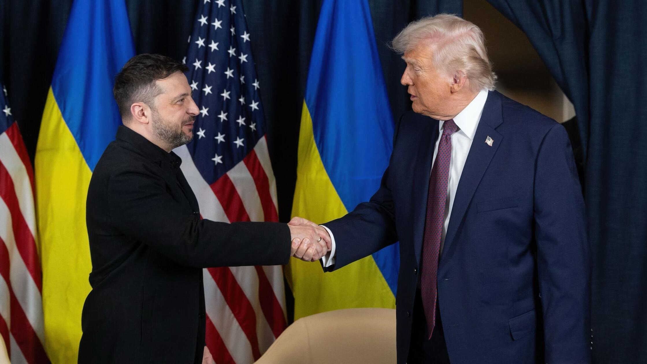 US-Präsident Donald Trump (r) schüttelt dem ukrain