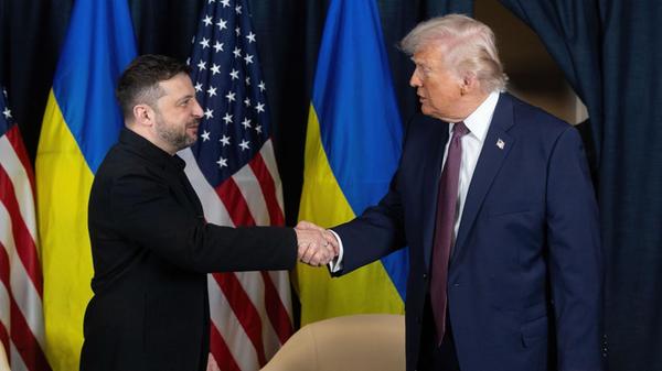 US-Präsident Donald Trump (r) schüttelt dem ukrain