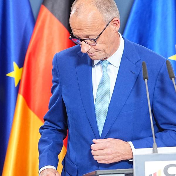 Bundeskanzler Friedrich Merz (CDU) verlässt nach e