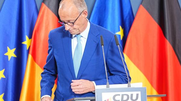 Bundeskanzler Friedrich Merz (CDU) verlässt nach e