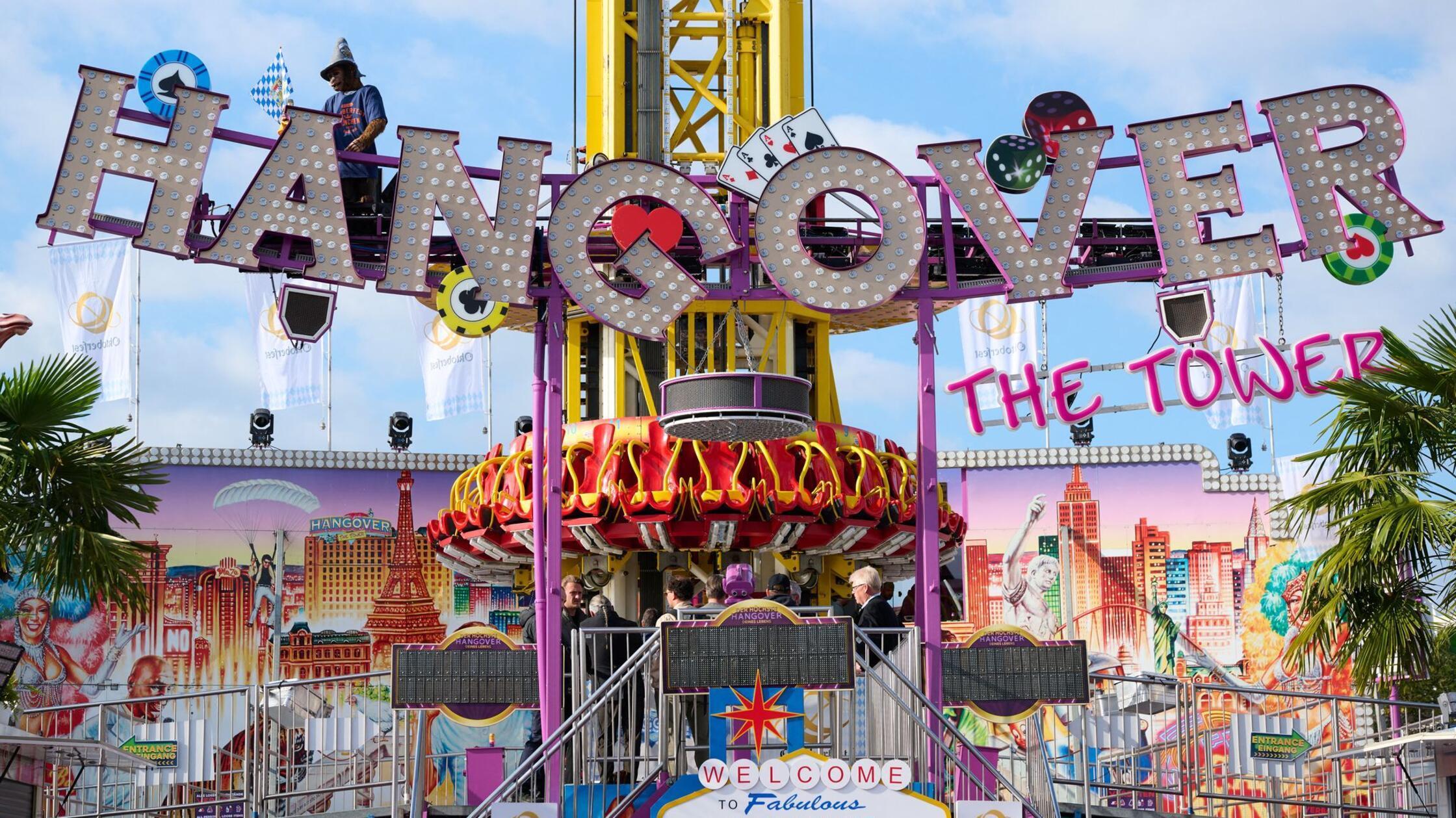 Der Freifallturm „Hangover“ auf dem Oktoberfest. N