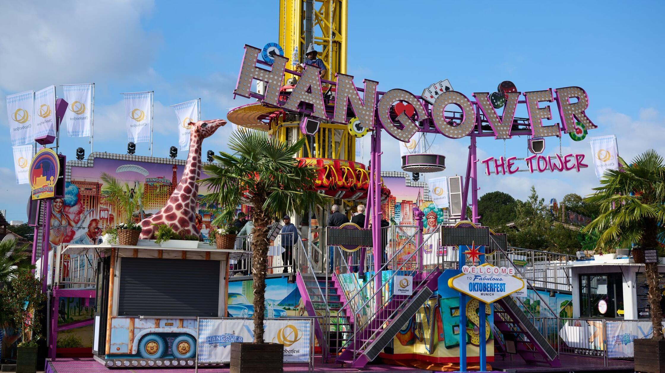 Der Freifallturm „Hangover“ auf dem Oktoberfest. N