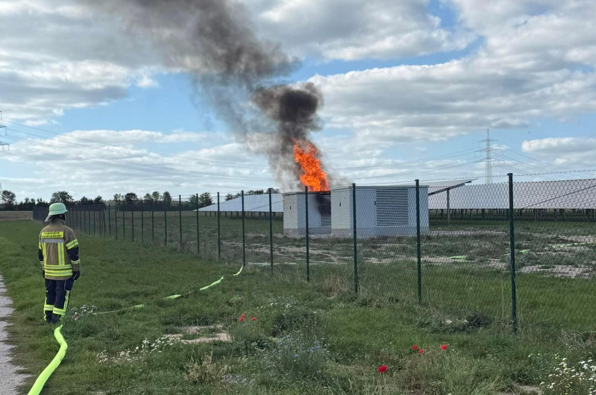 ... dieser Vorgang abgeschlossen war, konnte das Feuer abgelöscht werden. Nach rund zwei Stunden...