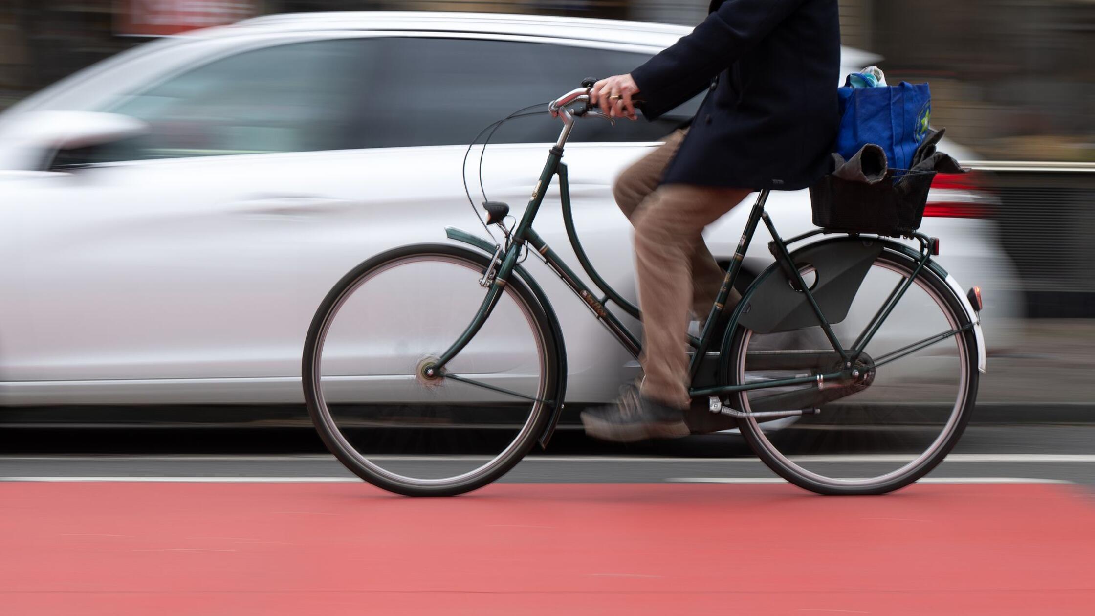 Ein Fahrradfahrer fährt auf einer Fahrradstraße an