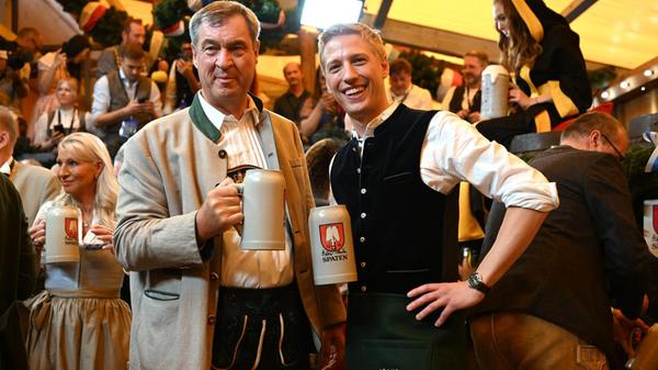 Hoher Besuch: Markus Söder (links), Ministerpräsident von Bayern (CSU), und Dominik Krause (Bündnis 90/ Die Grünen), Oberbürgermeister von München, beim traditionellen Anstich des ersten Bierfasses in der Festhalle Schottenhamel.