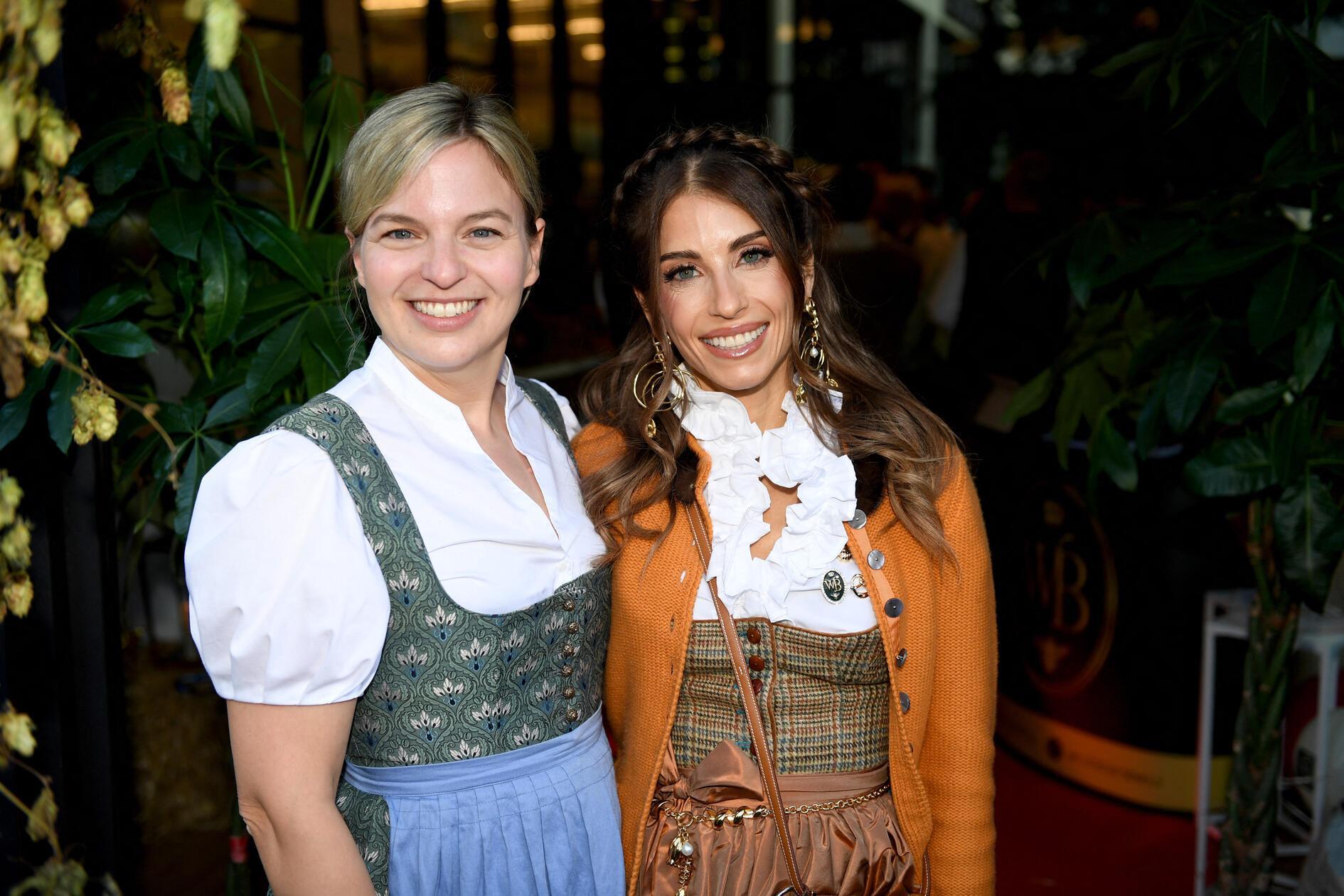 Am Sonntag, 21. September, zeigten sich die bayerische Grünen-Landtagsfraktionsvorsitzende Katharina Schulze und Cathy Hummels bei Cathy Hummels Wiesn-Bummel am Rischart Backhaus Café. 