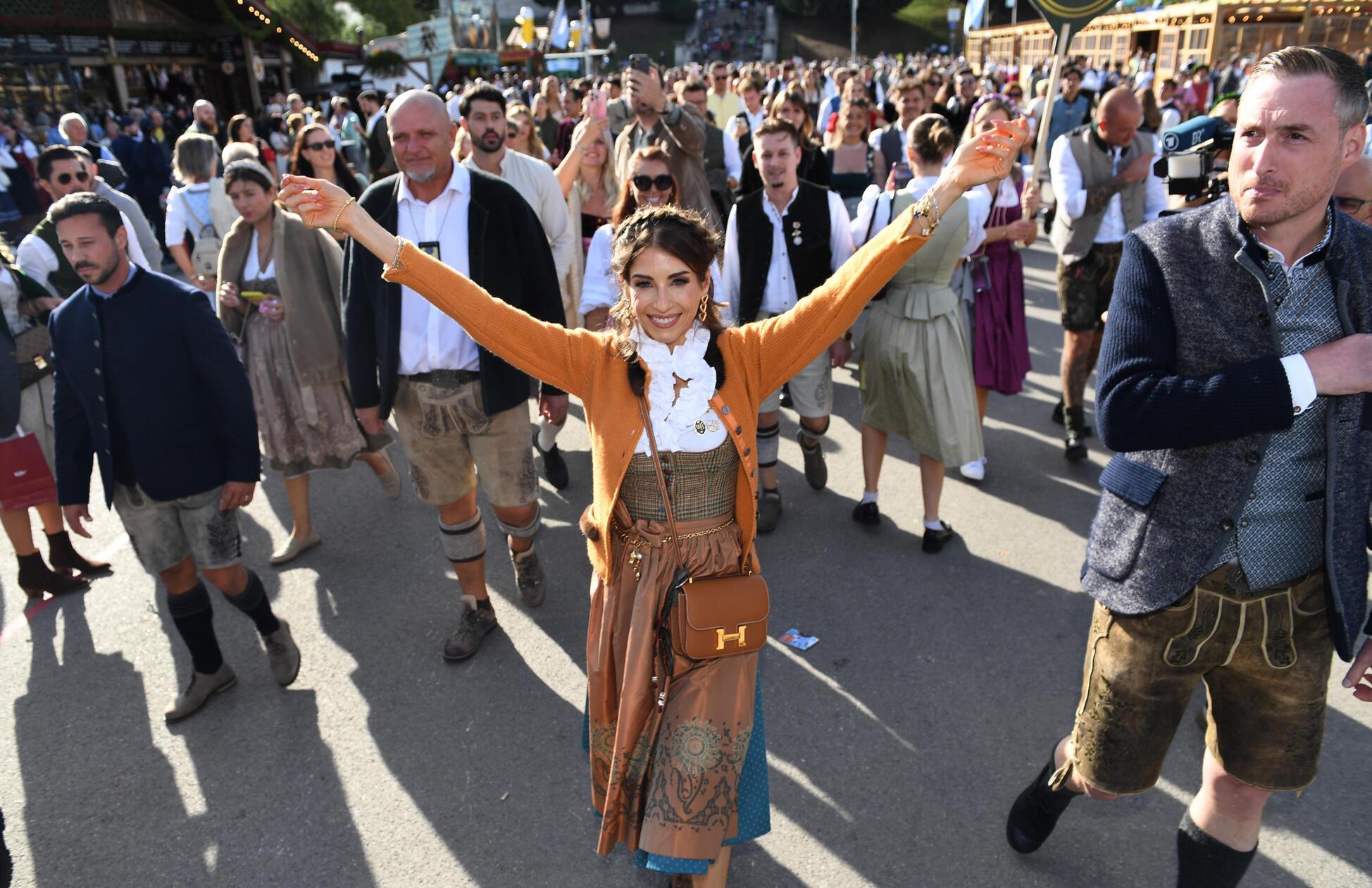 Die Moderatorin, Autorin, Influencerin und Unternehmerin Cathy Hummels posiert bei Cathy Hummels Wiesn-Bummel auf der Theresienwiese.