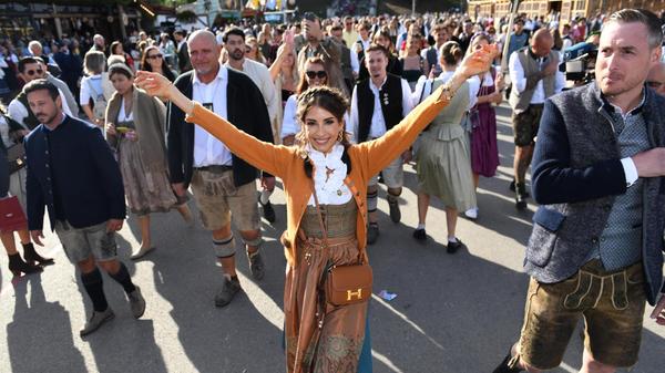 Die Moderatorin, Autorin, Influencerin und Unternehmerin Cathy Hummels posiert bei Cathy Hummels Wiesn-Bummel auf der Theresienwiese.