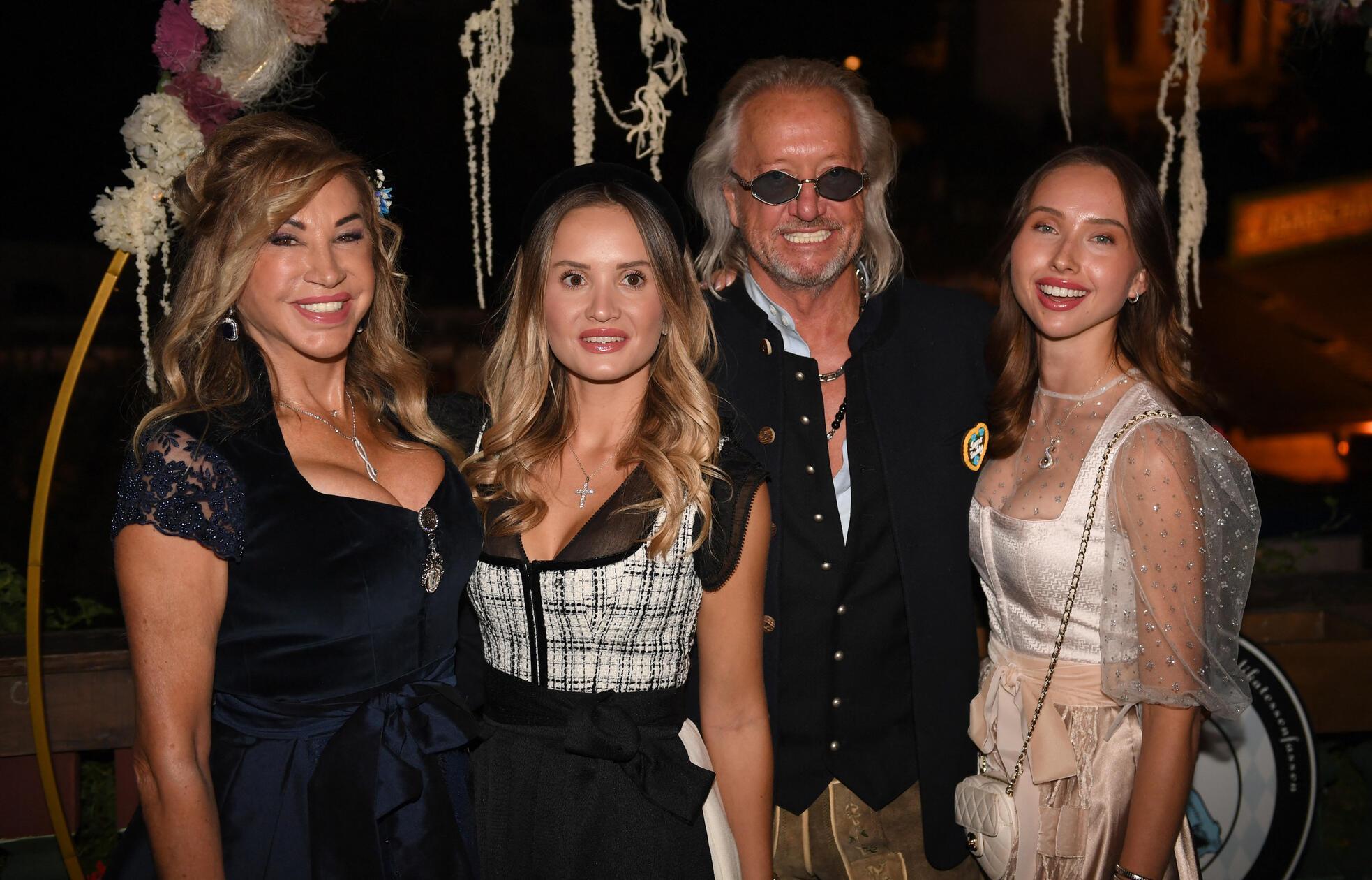 Die Reality-TV-Familie Carmen Geiss, Davina Shakira Geiss, Robert Geiss und Shania Tyra Geiss (von links nach rechts) zeigen sich beim Almauftrieb im Käferzelt 