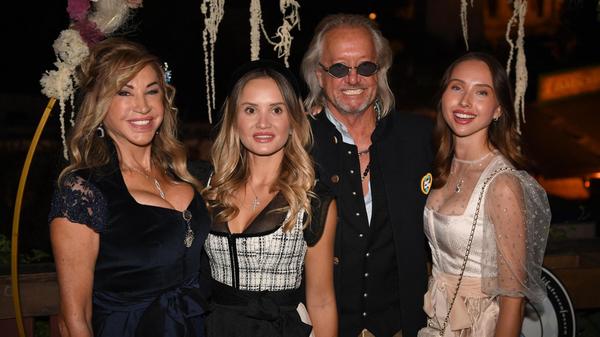Die Reality-TV-Familie Carmen Geiss, Davina Shakira Geiss, Robert Geiss und Shania Tyra Geiss (von links nach rechts) zeigen sich beim Almauftrieb im Käferzelt