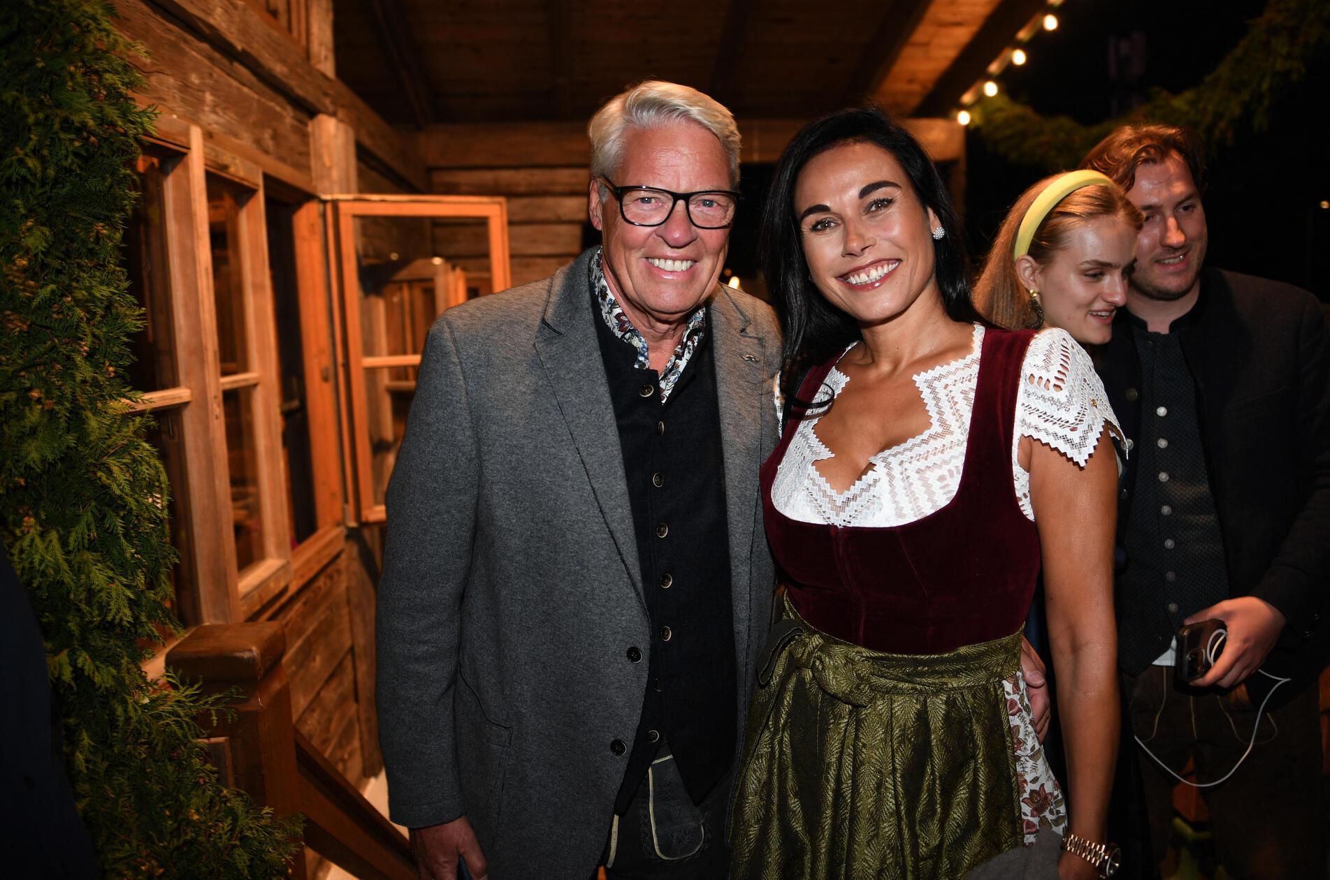 Unternehmer Heiner Kamps und Ella Kamps kommen im Käferzelt auf der Wiesn. Kamps ist bekannt durch die von ihm aufgebaute gleichnamige Bäckereikette.