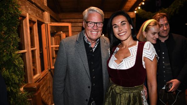 Unternehmer Heiner Kamps und Ella Kamps kommen im Käferzelt auf der Wiesn. Kamps ist bekannt durch die von ihm aufgebaute gleichnamige Bäckereikette.